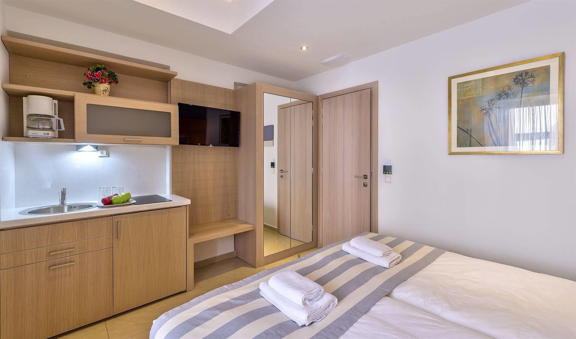 Leonidas Hotel & Apartments Rethymno  Bagian luar foto